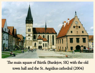 The main square of Bártfa (Bardejov, SK) with the old town hall and the St. Aegidius cathedral (2004)