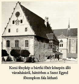 Korai fénykép a bártfai főtér közepén álló városházáról, háttérben a Szent Egyed főtemplom fala látható